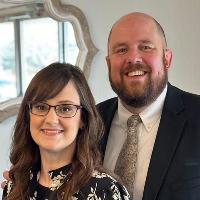 El pastor Mike Weiss, pastor principal de la Iglesia Bautista de Madison, y su esposa Rebecca Weiss