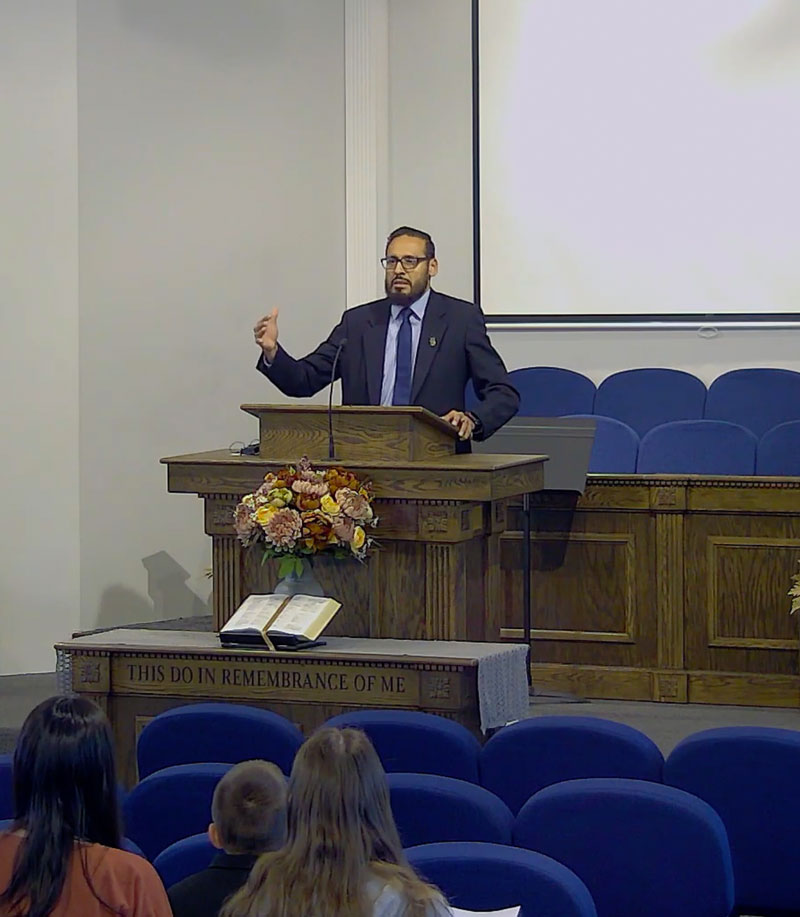 El hermano Esteban Mosqueda predicando a la congregación hispana en la Iglesia Bautista Madison